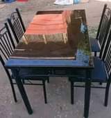 A picture of Dinning table Kaliiii mnooo juu kiooo. 240000. piga. 0789371473