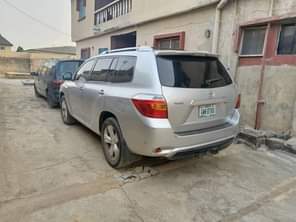 A picture of Very clean first body Toyota Highlander 2010 v6 engine 3row