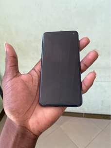 A picture of Samsung s10e