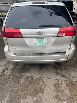 A picture of Toyota sienna 05