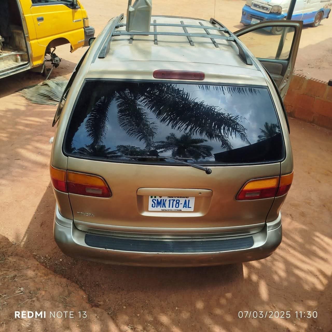 A picture of 2002 Toyota Sienna 02