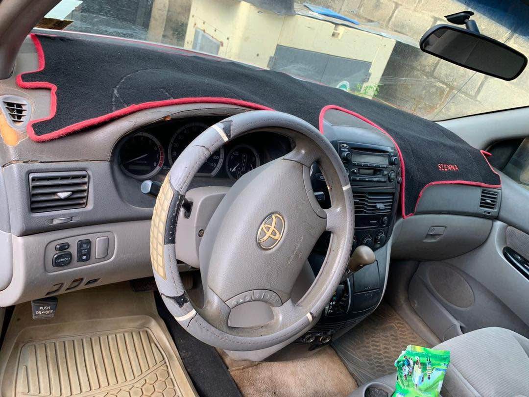 A picture of 2005 TOYOTA SIENNA