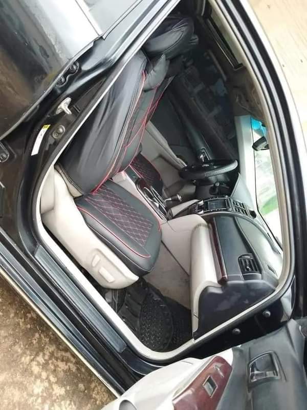 A picture of Belgium standard Toyota Camry 2014 model first body untempered engine