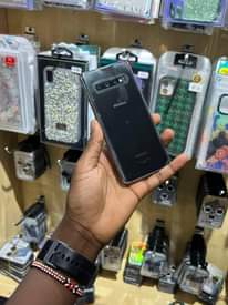 A picture of Samsung s10