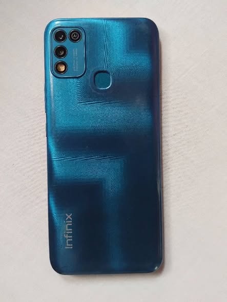 A picture of Infinix Hot 10 Play GB 32 nipe 95k 0758728972 DAR