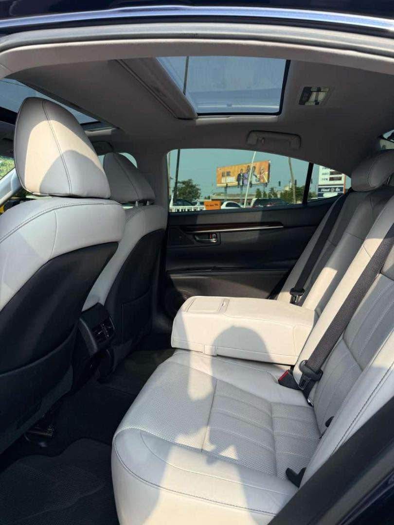 A picture of Lexus es350 2016 model