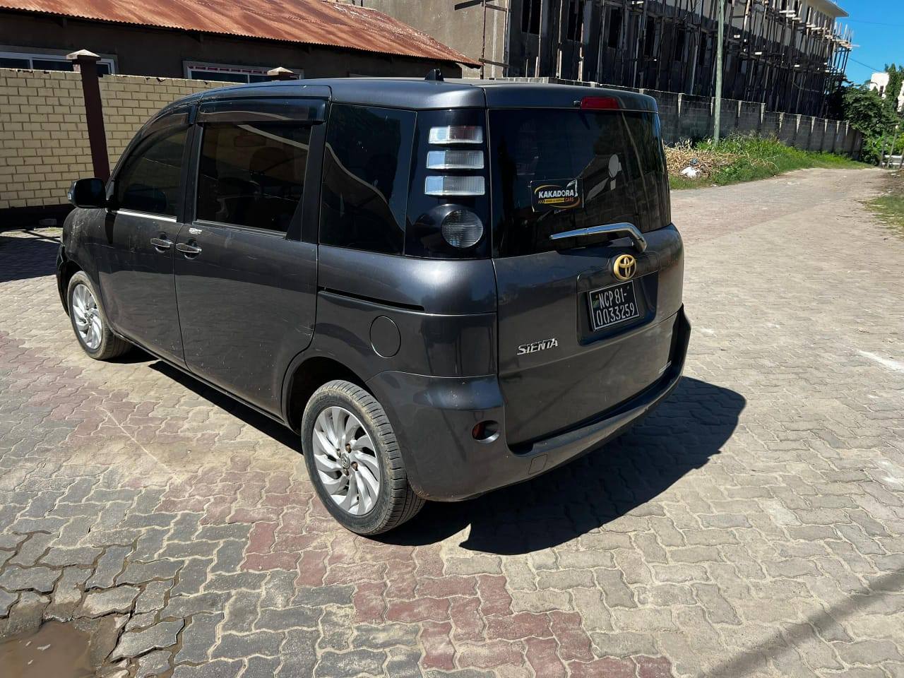 A picture of Toyota sienta 0767058883