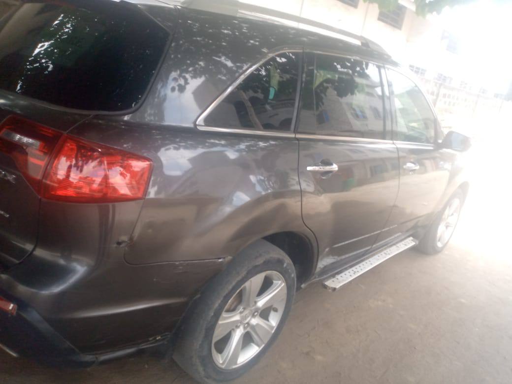 A picture of Acura MDX 010 And Honda CR V 03