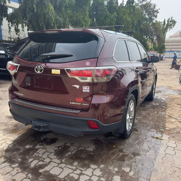 A picture of It s 2016 Toyota Highlander hybrid with custom papers