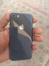 A picture of Iphone 8 plain Gb64 Betr100 Krek kdg haina madhara Finger