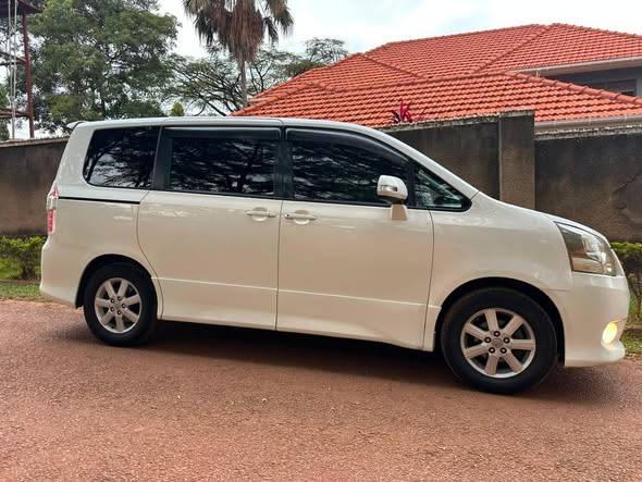 A picture of Toyota Noah