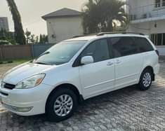 A picture of Toyota sienna 05 First body Engine gear AC Location port