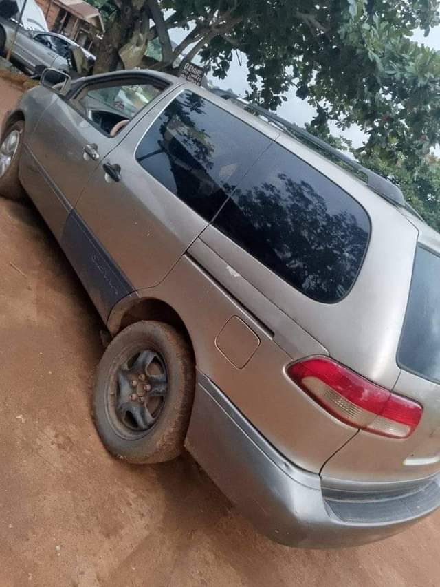 A picture of 1999 Toyota Siena