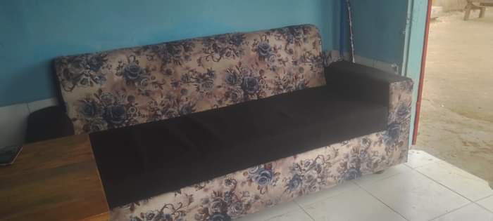A picture of Sofa watu wa 4 nataka 120 nipigie 0750234399
