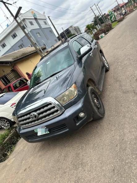A picture of Toyota Sequoia 2008