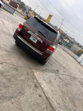 A picture of Clean 2012 Toyota Highlander sport LIMITED EDITION buy and traveling