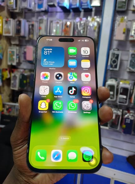 A picture of Iphone 16 pro max 256gb