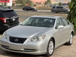 A picture of New Entry foreign used Lexus ES350 with sun roof and