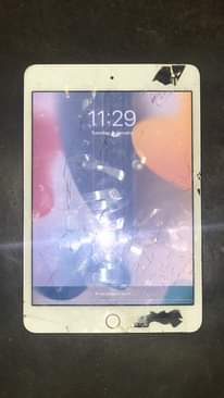 A picture of iPad 4 Mini and iPhone 7 Plus