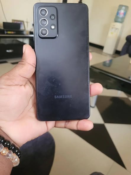 A picture of Sumsung A 52s docomo galax