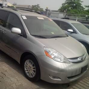 A picture of TOKUNBO Toyota sienna YEAR MODEL 2008 TRANSMISSION Automatic CONDITION Buy