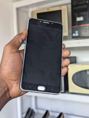 A picture of Oppo R9 gb 128 ram 6 bado Mpya kila Kit