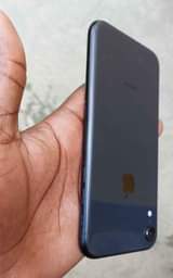 A picture of Iphone xr 128gb PRICE 399 000