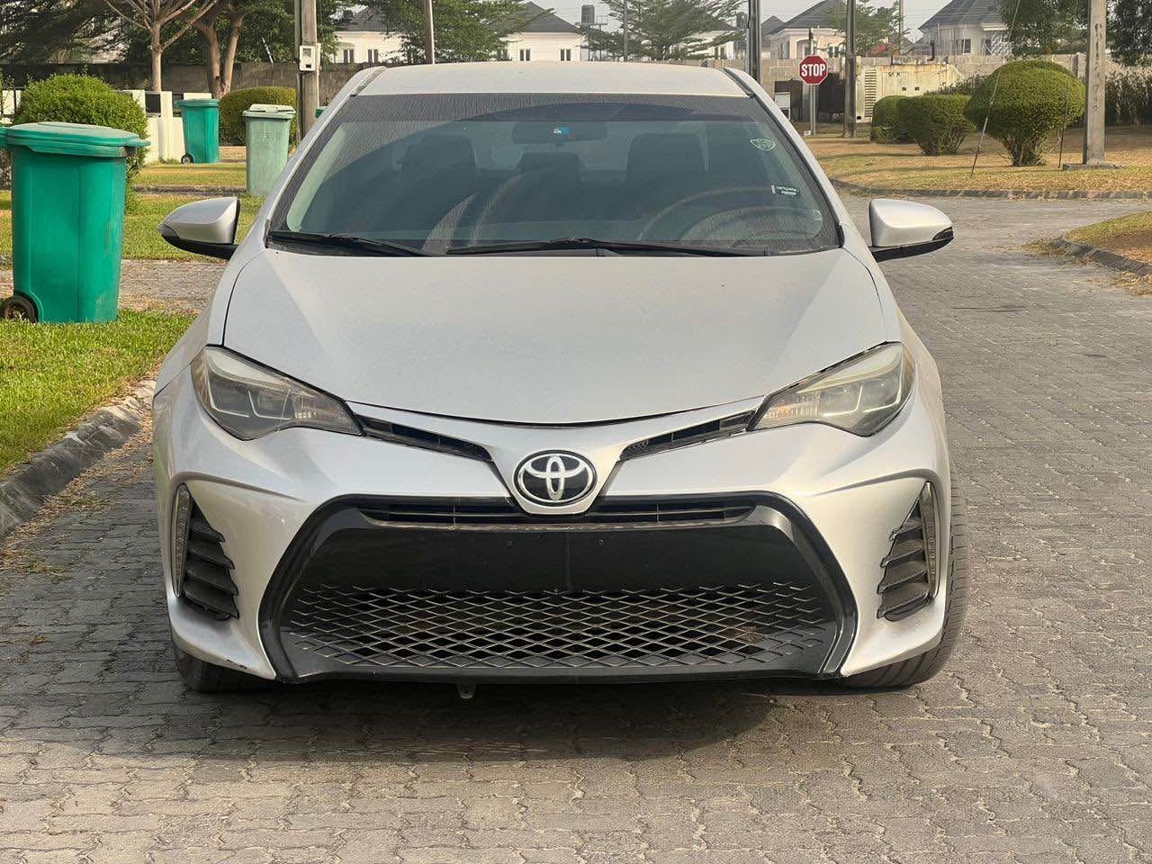 A picture of TOYOTA COROLLA 2015