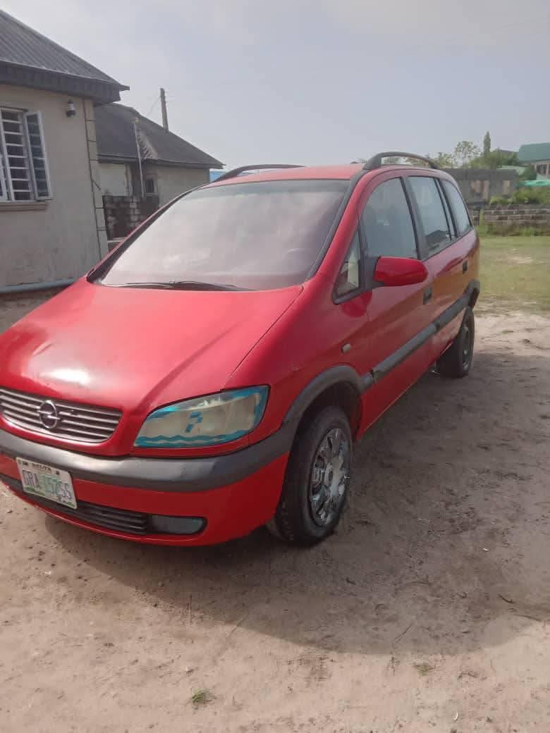 A picture of 2005 Opel safari