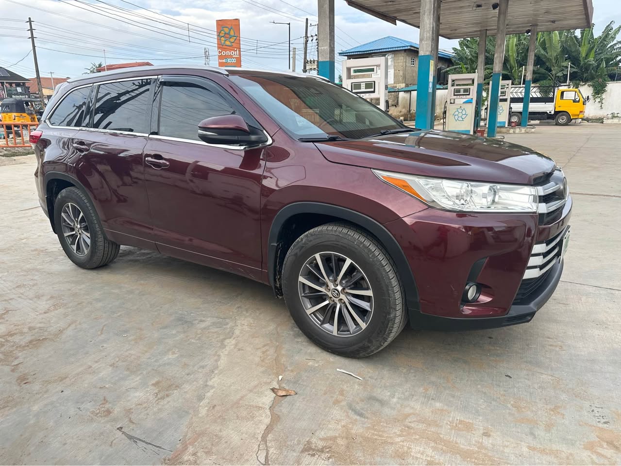 A picture of Over clean sweet 2017 Toyota Highlander fullest operation everything is