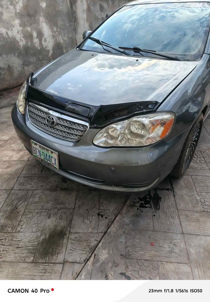 A picture of Toyota Corolla LE 05