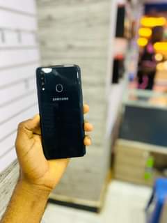 A picture of Samsung a20s