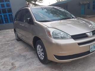 A picture of Toyota Sienna 2005 model