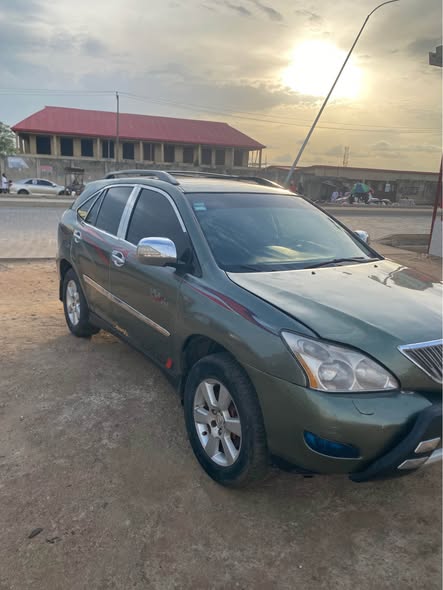 A picture of 2004 LEXUS RX330