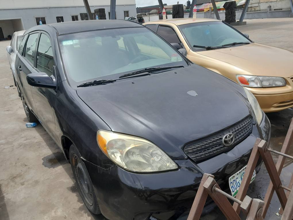A picture of Toyota matrix 2006 model engine and gear perfect a c