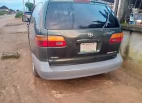 A picture of 2001 TOYOTA SIENNA LE