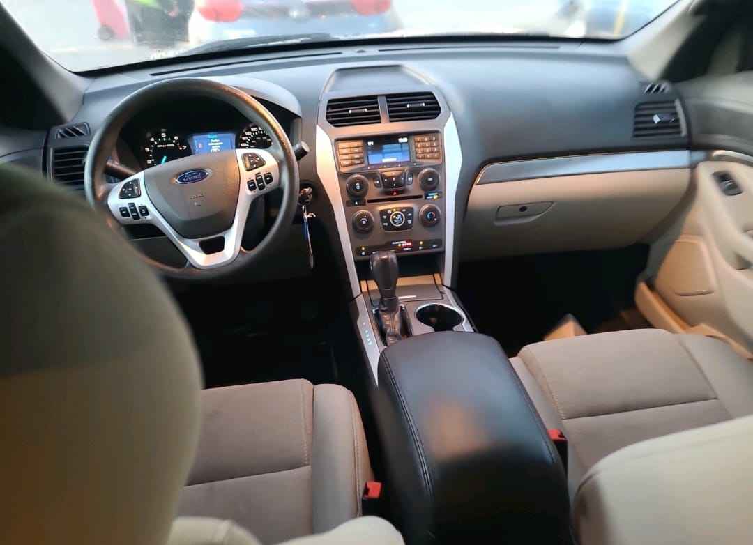 A picture of 2015 Ford explorer