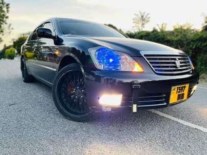 A picture of Toyota crown athlete