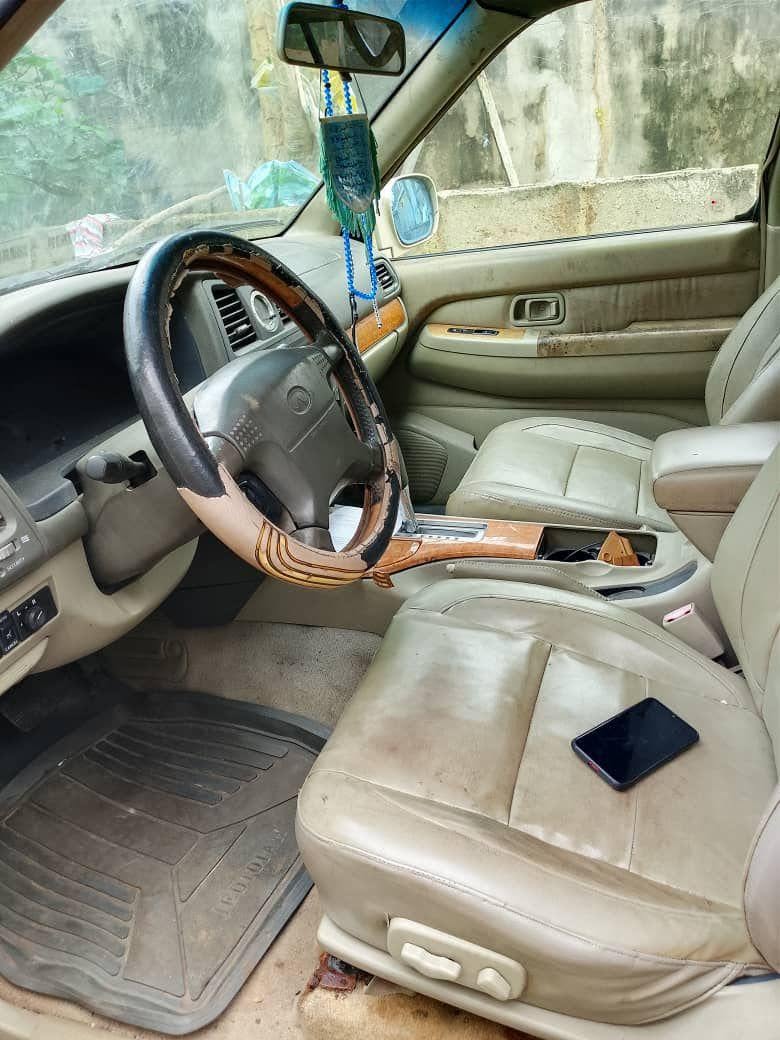 A picture of 2003 Infinix qx4