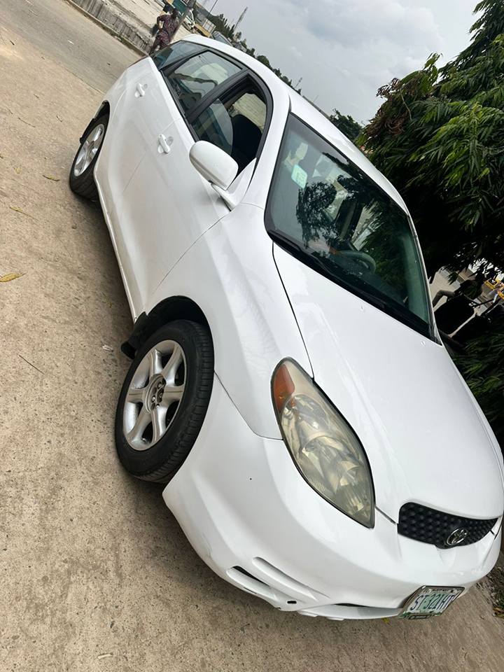 A picture of Toyota matrix 2004
