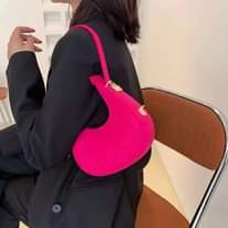 A picture of Hand and shoulder bags