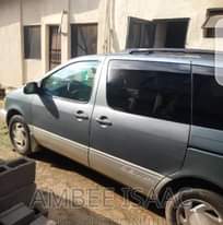 A picture of Toyota Sienna 2000 model