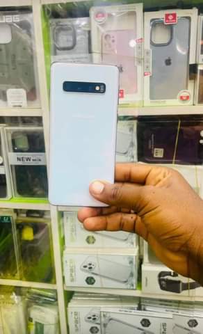 A picture of EASY BUYING AND SELLING IPHONES Updated UK Used AND NEW