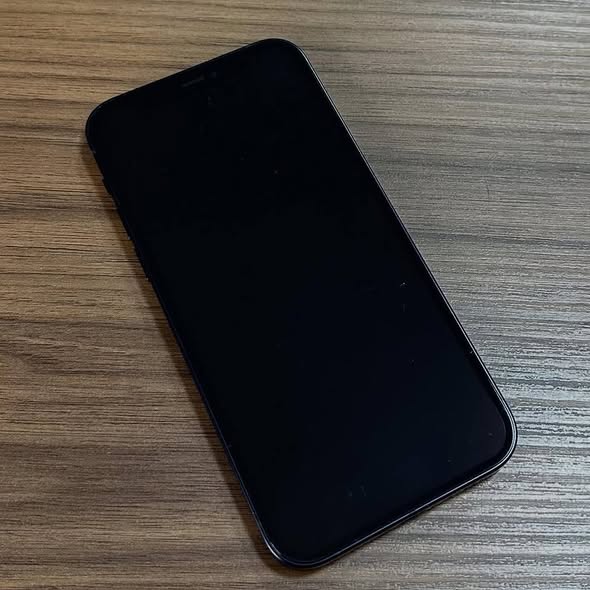 A picture of IPhone 12
