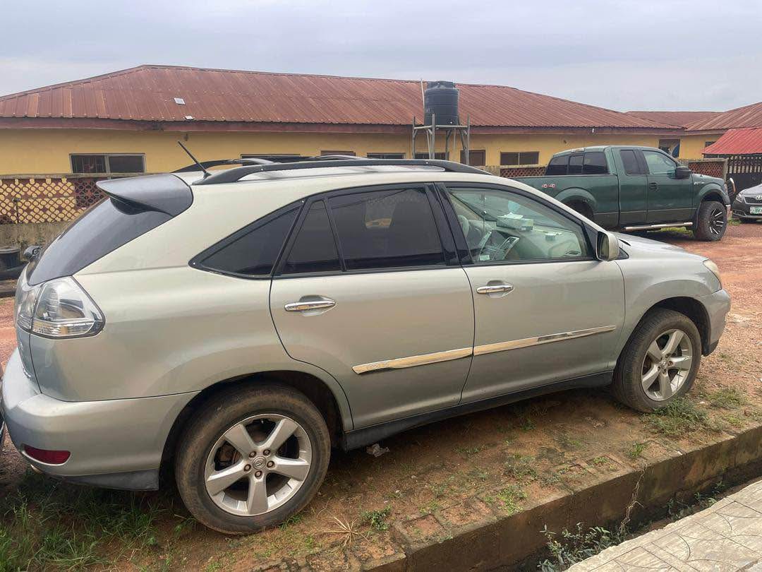 A picture of Lexus RX 330