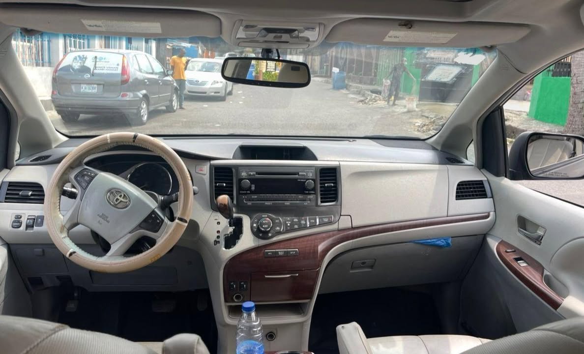 A picture of Toyota Sienna 2013 XLE