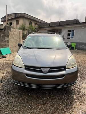A picture of 2005 Toyota Sienna