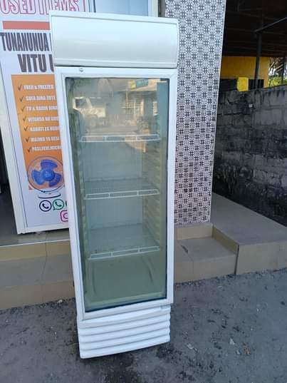 A picture of West point display fridge lit 400 bei 460000 