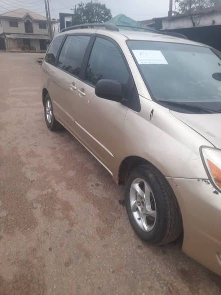 A picture of Toyota Sienna 2005