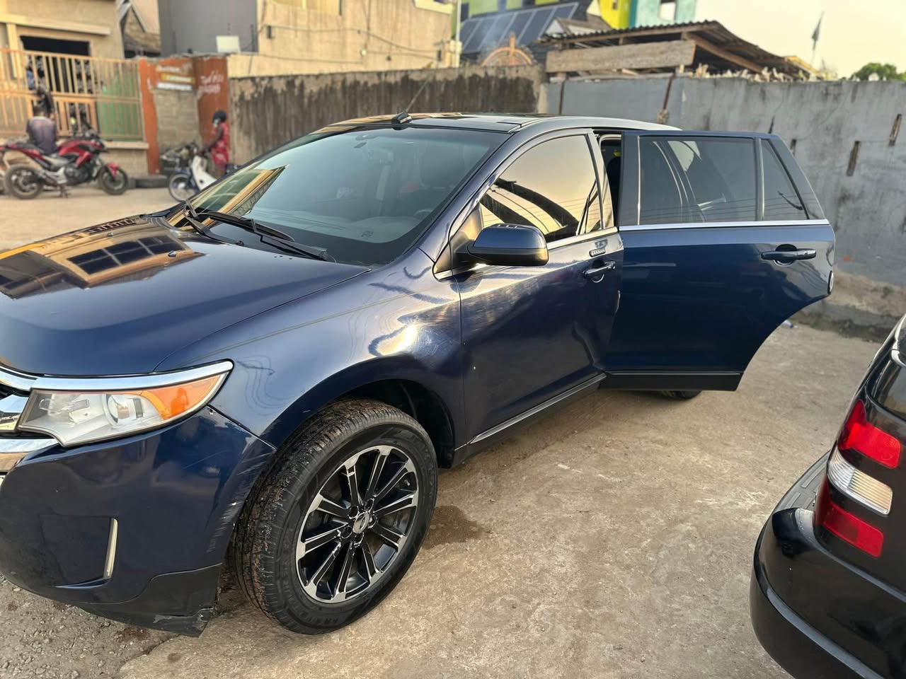 A picture of 2012 FORD EDGE